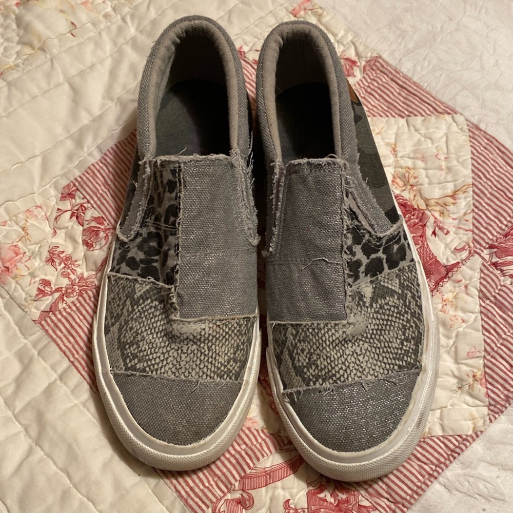 Blowfish Malibu size 9. Gray and black print slip on shoes